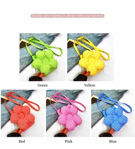 Grille détaillée montrant des sacs à bandoulière fleuris à carreaux en cinq couleurs