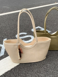 Woven tote bag with wavy edge in beige and olive green with decorative wood beads