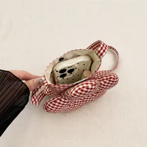 Vue intérieure montrant la capacité de stockage d'un petit sac à fleurs à carreaux rouge