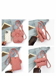Vues macro d'un petit sac fleur à carreaux rouge et blanc avec référence de taille