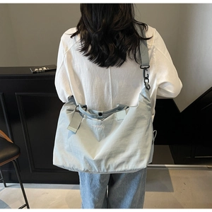 Adjustable shoulder strap and white logo embroidery on large capacity blue travel bag