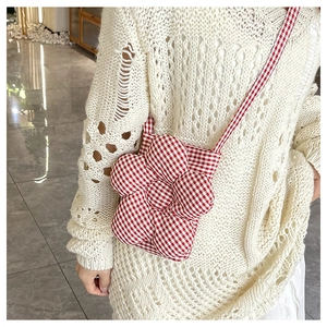 Détail du sac à bandoulière vichy rouge et blanc avec fleur 3D et fine bandoulière