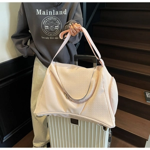 Rosa Reisetasche mit Kreuztextur und Trolley-Schlaufe für einfaches Reisen am Koffer