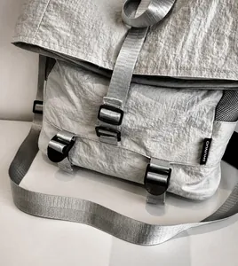 Detail van zilvergrijze nylon tas met verstelbare banden en stevige gespen