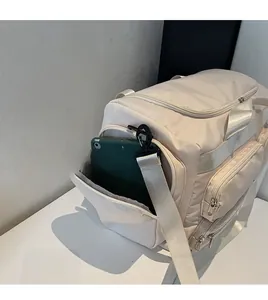 Dettaglio borsa da viaggio crema con scomparto laterale con zip per tablet