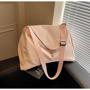 Detail der pinkfarbenen Reisetasche mit Webstruktur, Gurt und seitlichen Reißverschlüssen