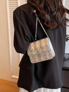 Elegante borsa a tracolla trapuntata argento con glitter e tracolla a catena in metallo