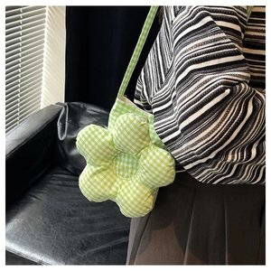 Détail d'un sac à bandoulière en forme de fleur avec tissu vichy à carreaux vert et blanc
