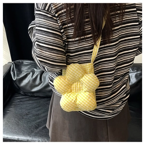 Détail de la petite sacoche fleurie à carreaux vichy jaune et blanc avec bandoulière