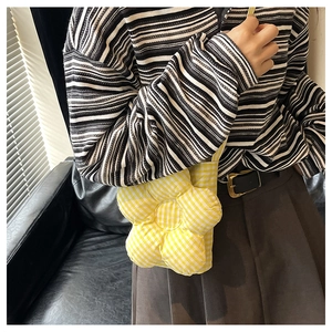 Vue détaillée du sac fleur à carreaux jaune et blanc avec texture en tissu matelassé