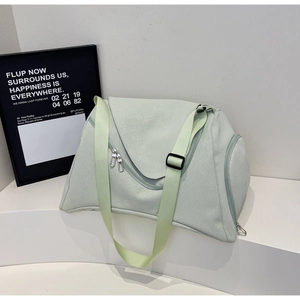 Detaillierte Nahaufnahme der minzgrünen Reisetasche mit Webstruktur auf weißem Stand