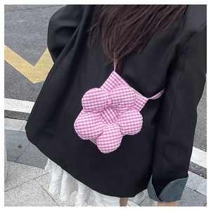 Vue détaillée d'un sac bandoulière pour téléphone en forme de fleur à carreaux rose et blanc
