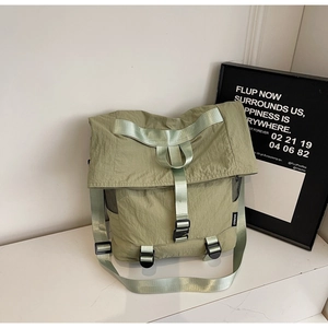 Detailweergave van de grasgroene waterdichte nylon rugzak met verstelbare riemen