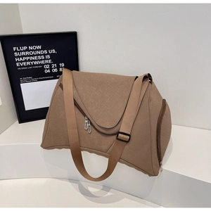 Detail der wasserdichten braunen Reisetasche mit großer Klappe und breitem Nylon-Schultergurt