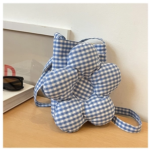 Sac bandoulière fleur à carreaux vichy bleus posé sur une surface en bois naturel
