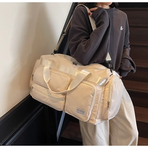 Dettaglio borsa da viaggio con separazione asciutto-umido, tasche multiple e tracolla