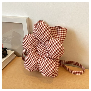 Détail du sac à bandoulière en tissu à carreaux rouge et blanc avec fleur 3D