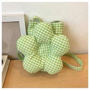 Gros plan d'un sac à bandoulière en forme de fleur vichy vert et blanc au tissu doux