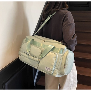 Dettaglio della borsa da viaggio verde menta impermeabile con tasche multiple e scomparti