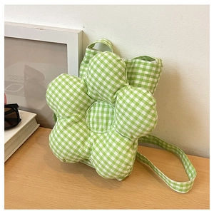 Détail d'un sac à bandoulière créatif en forme de fleur avec tissu vichy vert et blanc