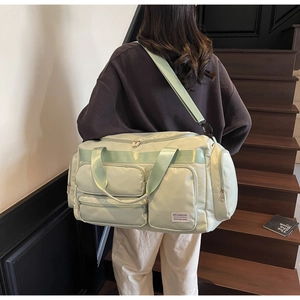Dettaglio della borsa da viaggio impermeabile verde menta con tasche su un modello
