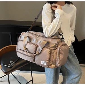 Dettaglio della borsa da viaggio talpa con design multitasche e tessuto in nylon resistente