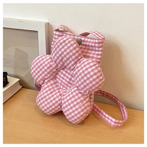 Vue détaillée du sac bandoulière en forme de fleur avec tissu à carreaux roses et blancs