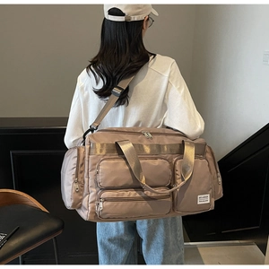 Dettaglio della borsa da viaggio con tasche multiple, tessuto durevole e tracolla