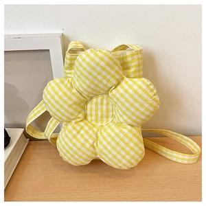 Détail du sac à bandoulière en peluche à carreaux jaunes en forme de fleur