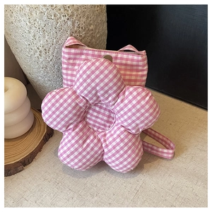 Détail du sac bandoulière à carreaux roses avec grande fleur 3D et fermoir en métal