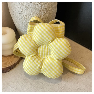 Vue détaillée du sac bandoulière en forme de fleur vichy jaune avec texture en coton doux