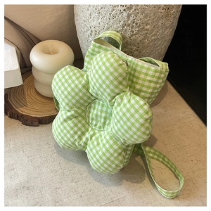 Détail du sac bandoulière en forme de fleur à carreaux verts et blancs avec texture douce