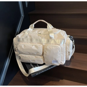 Dettaglio della borsa da viaggio con separazione secco-umido e tasche multiple esterne