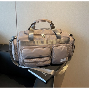Dettaglio borsa da viaggio con manici robusti e tracolla larga rimovibile e pratica