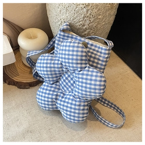 Détail du sac à bandoulière vichy bleu avec fleur 3D et fermeture à bouton-pression en métal