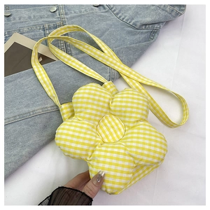 Détail du petit sac à bandoulière en forme de fleur à carreaux jaunes et blancs