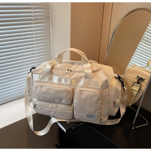 Dettaglio macro della borsa da viaggio beige con tessuto impermeabile e tasche zip