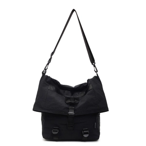 Grote zwarte nylon messenger tas met verstelbare schouderriem en stevige gespsluiting