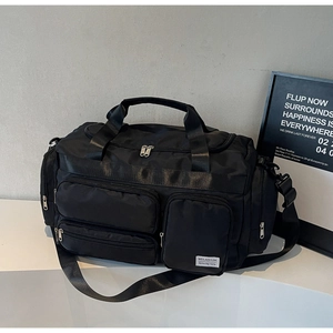 Dettaglio borsa fitness nera multitasche con cerniere e tracolla regolabile