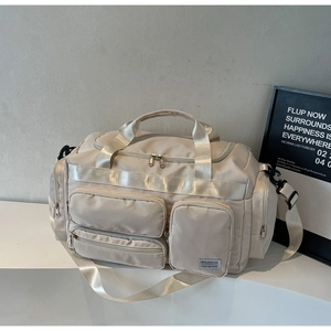 Vista dettagliata della borsa da viaggio in nylon crema con tasche multiple e tracolla