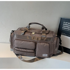 Dettagli della borsa da viaggio in nylon marrone con tasche a zip e tracolla regolabile