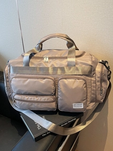 Grande borsa da viaggio con tasche multiple e tracolla regolabile in colore champagne