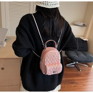Mini sac à dos rose matelassé avec finition brillante et détails en strass argentés