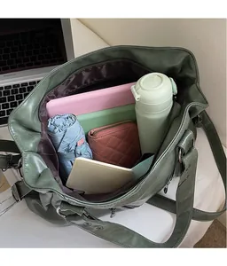 Dettaglio dell'interno spazioso della borsa tote verde oliva con laptop e oggetti