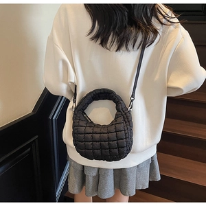 Sac à main matelassé noir avec bandoulière réglable et texture douce style nuage chic