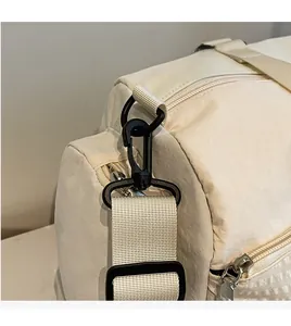 Details des robusten Schultergurthakens und Metallreißverschlusses der Reisetasche