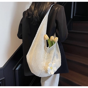 Dettaglio della borsa tote bianca all'uncinetto con ricamo a maglia e fiore 3D