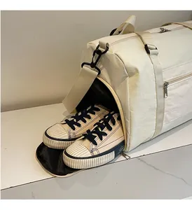 Detailansicht der Sporttasche mit separatem Schuhfach für einfache Organisation der Schuhe