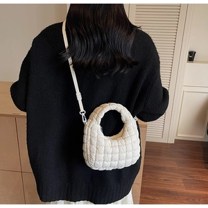 Détail du mini sac nuage blanc matelassé montrant sa texture rembourrée et sa bandoulière