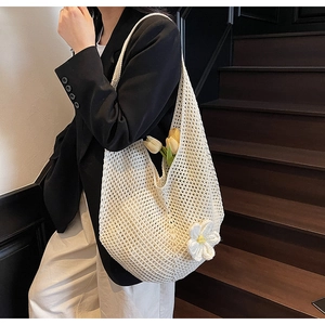 Dettaglio borsa tote in maglia panna con grande fiore 3D e texture a rete traforata